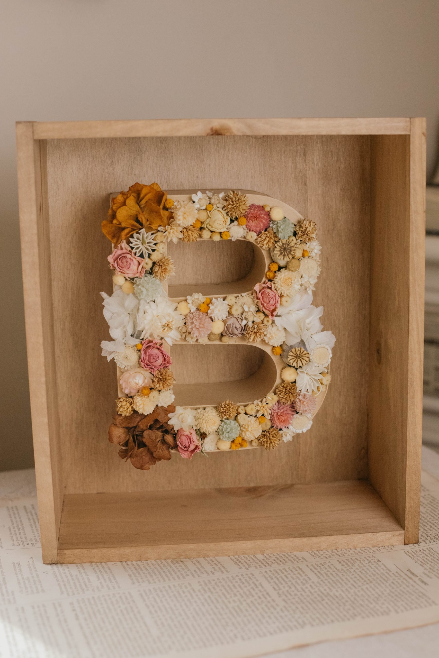 Letra de flores en caja de madera - Eternal Disati