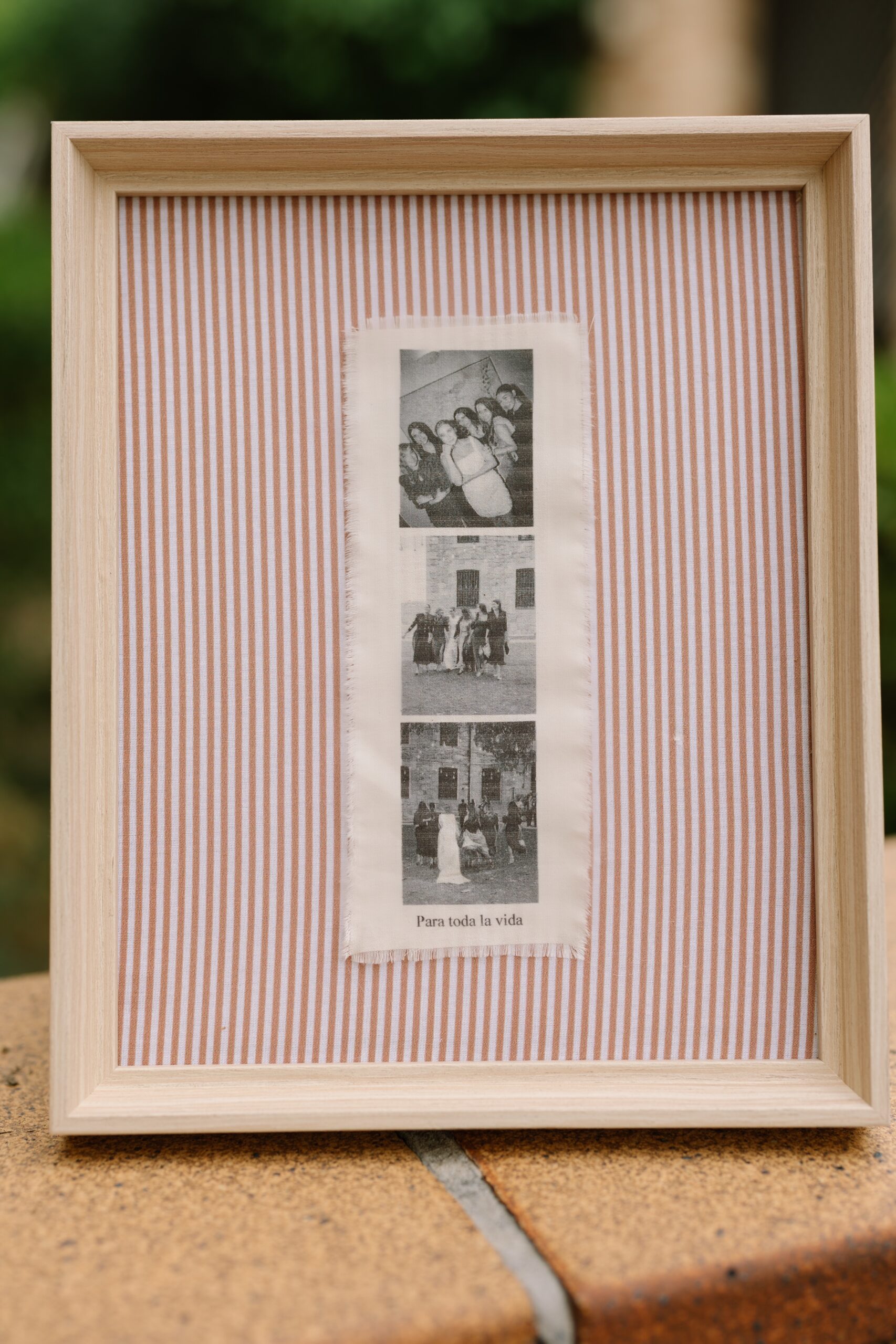 Cuadro con tela estampada y fotos fotomatón